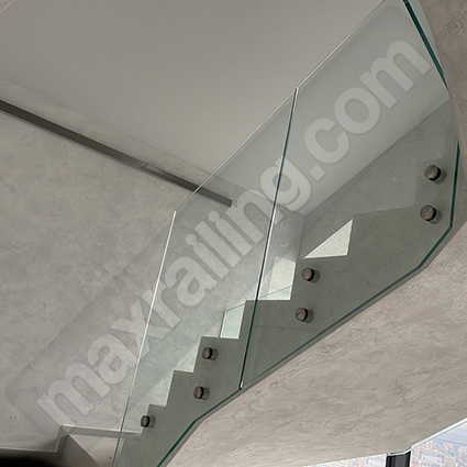 Стъклен парапет по стълби с дистанционер